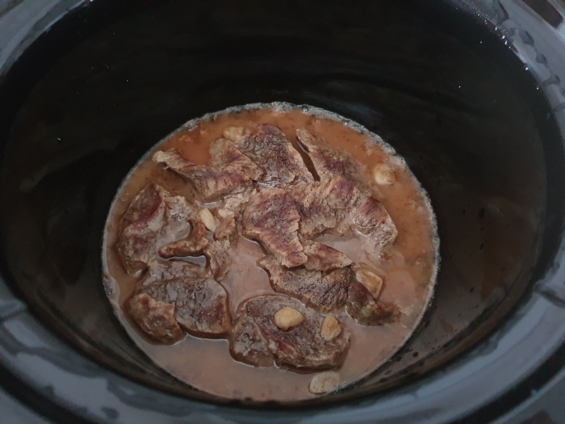 Pulpa de manzat de vita cu sos de vin la slow cooker Crock Pot