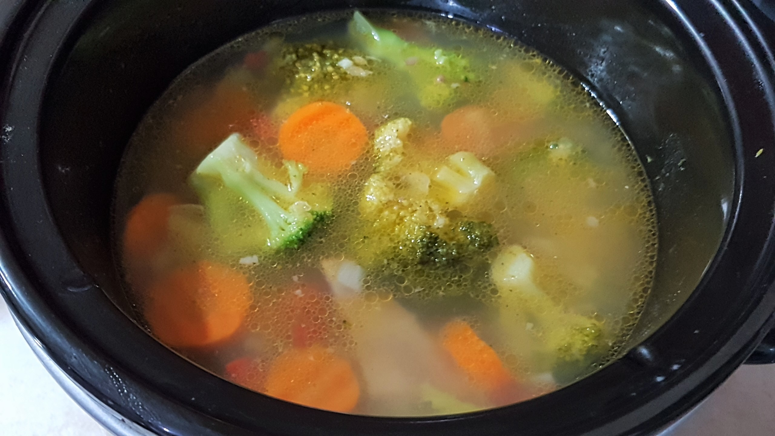 Ciorba cu broccoli, costita afumata si linte la slow cooker Crock Pot
