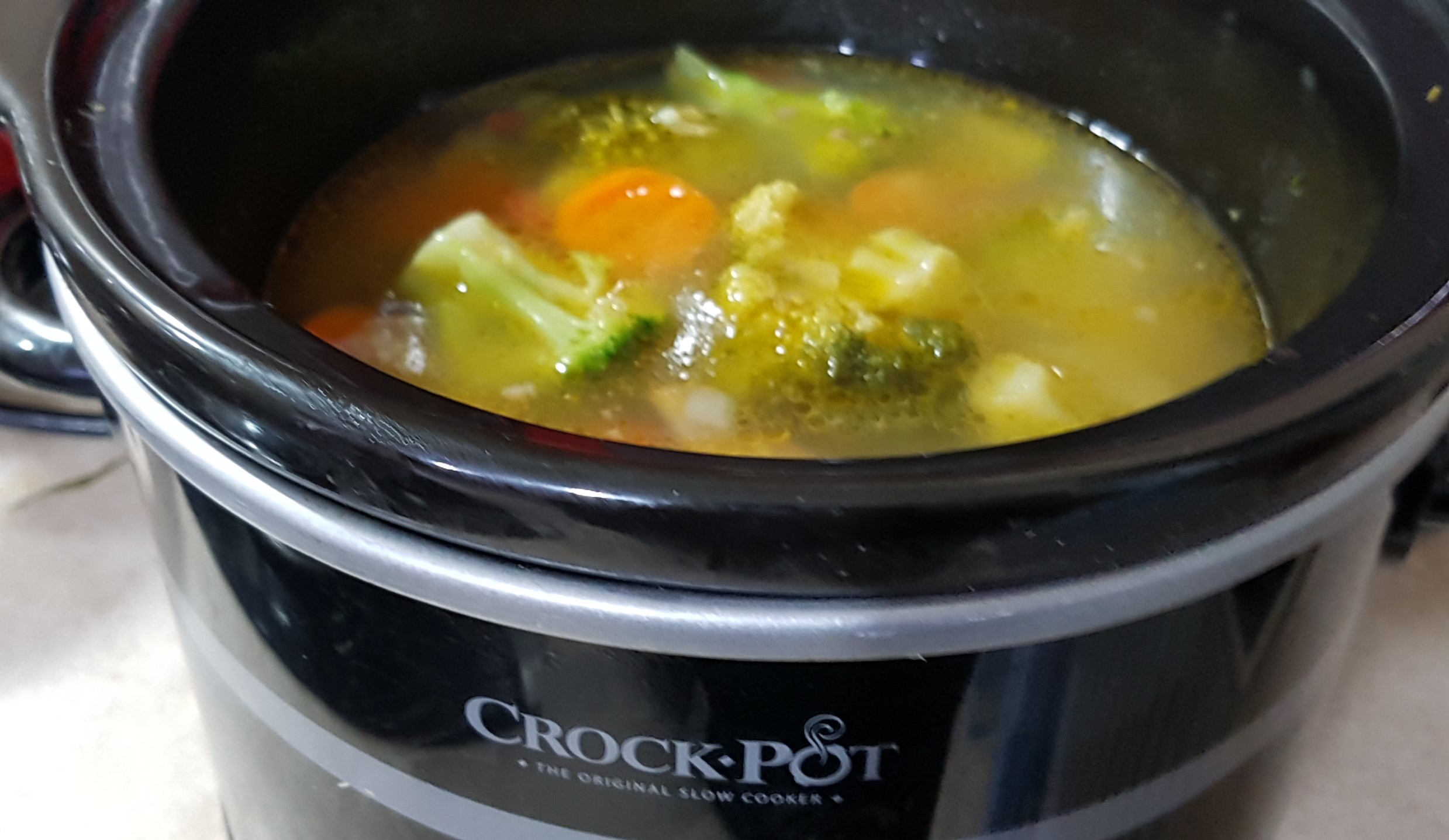 Ciorba cu broccoli, costita afumata si linte la slow cooker Crock Pot