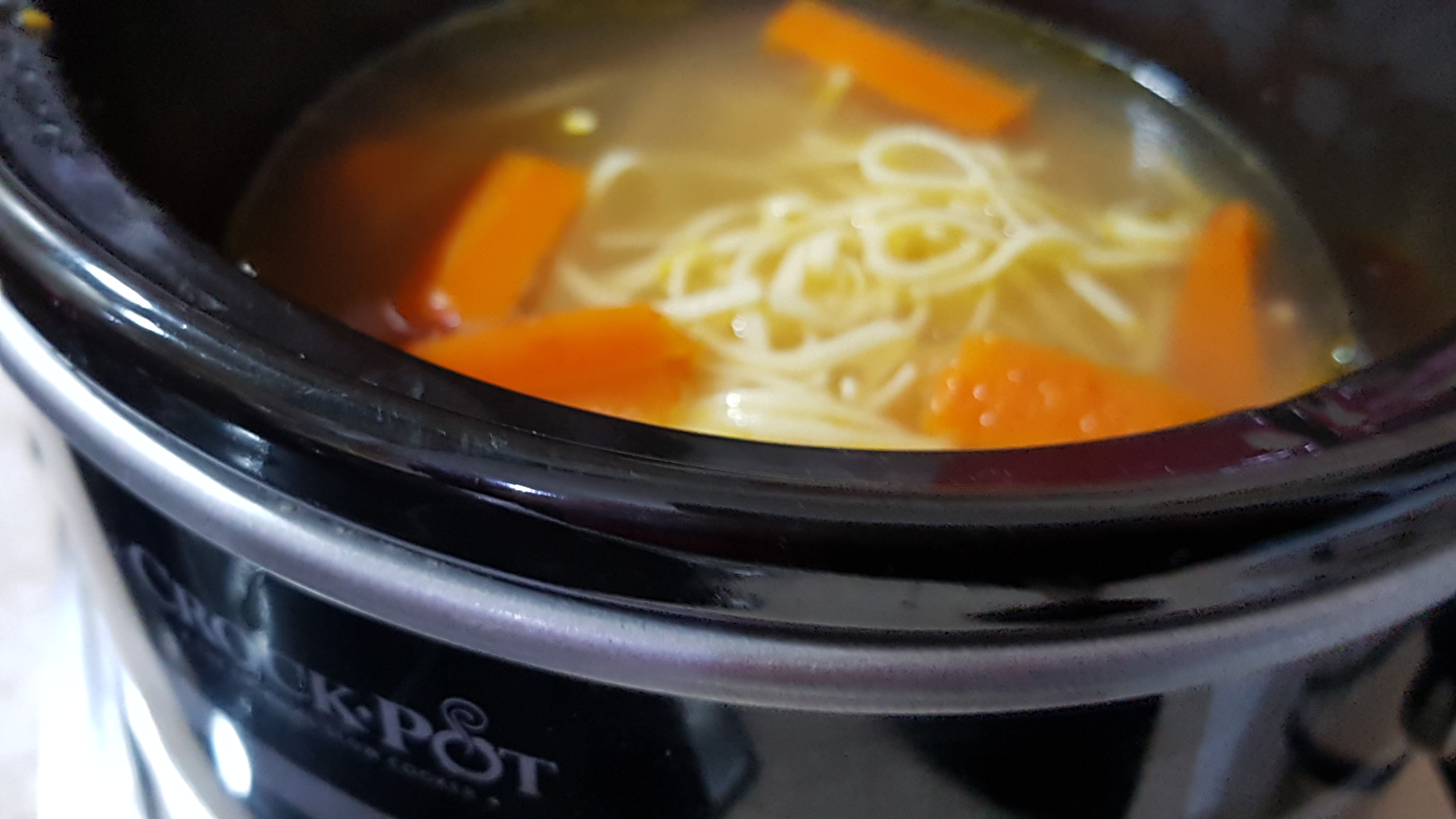 Supa de gaina cu taitei preparata la slow cooker Crock Pot