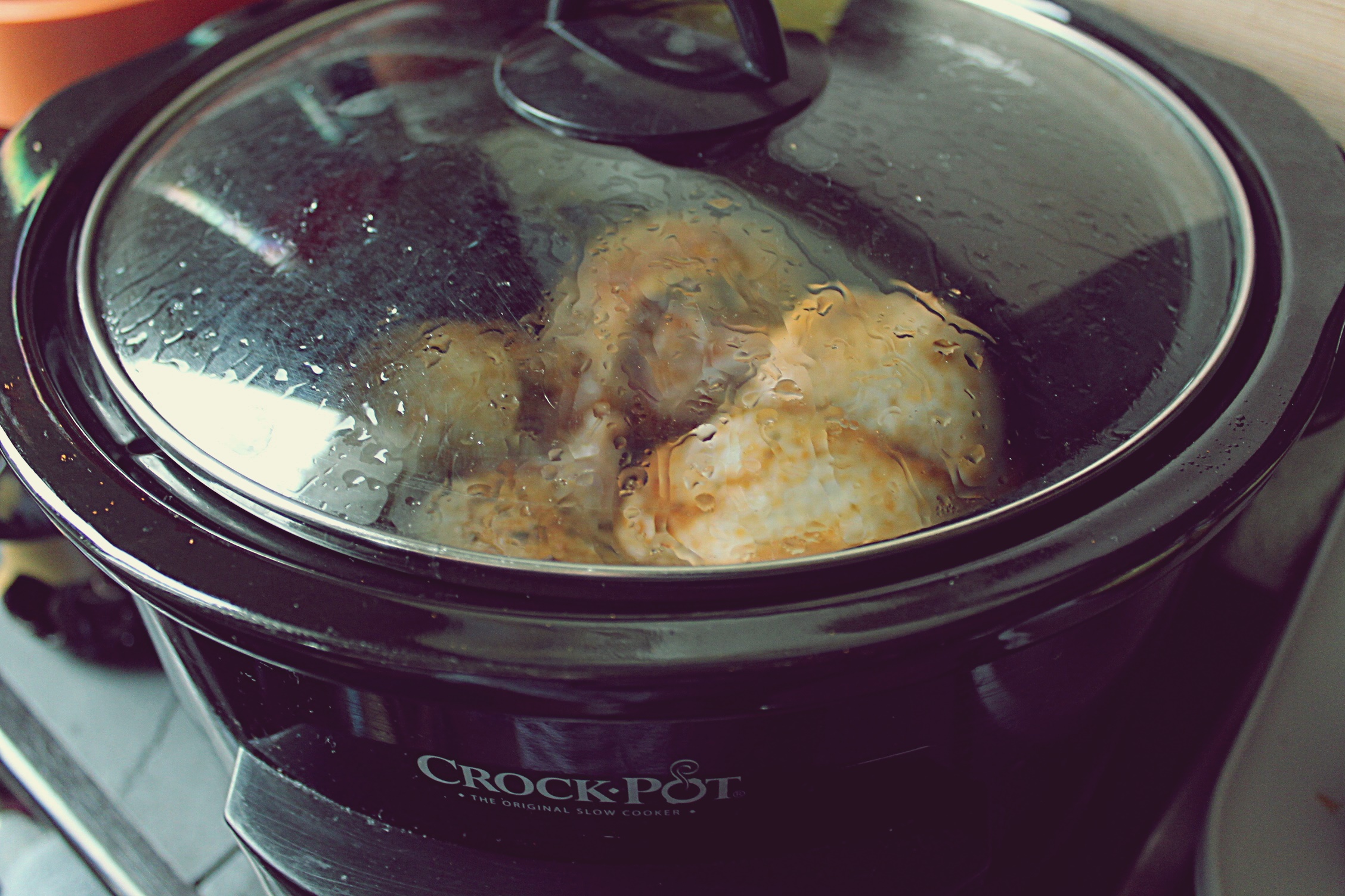 Pulpe de pui umplute cu pasta de ciuperci la slow cooker Crock Pot