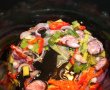 Creveti cu vegetale si carnati la slow cooker Crock Pot-3