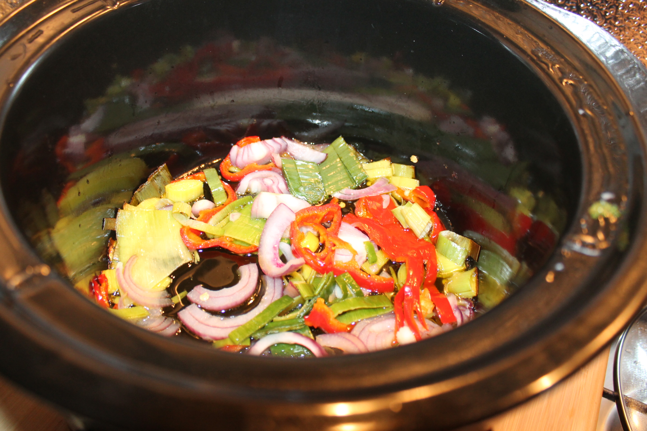Creveti cu vegetale si carnati la slow cooker Crock Pot