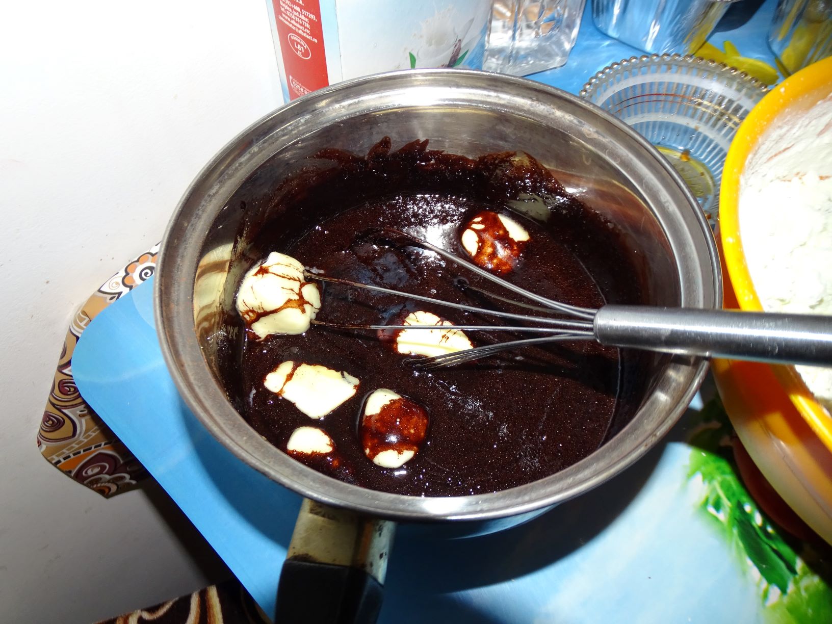 Desert ciocolata de casa cu cirese amare alcoolice si nuci pecan