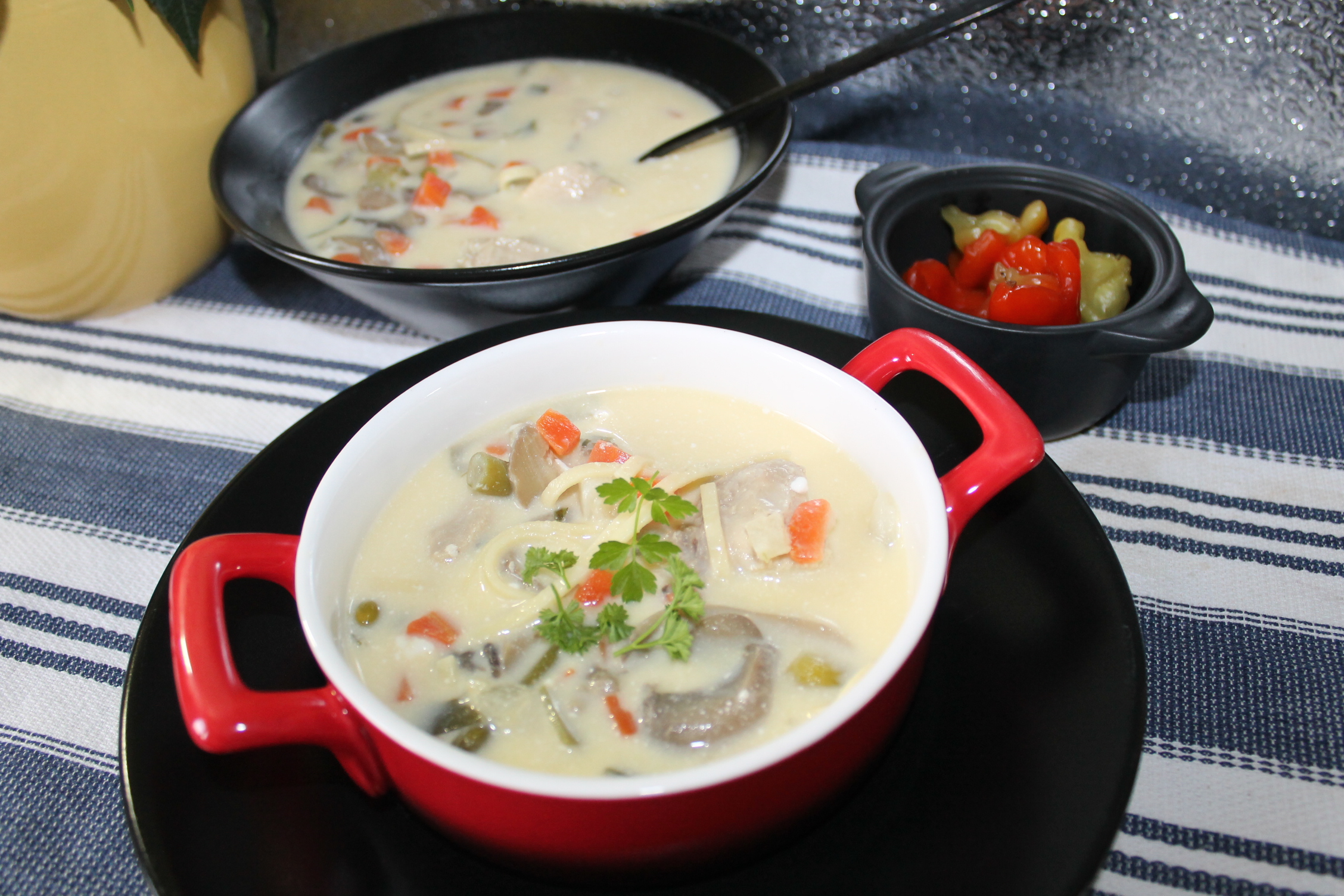 Supa de pui, ciuperci si legume dreasa cu ou si smantana