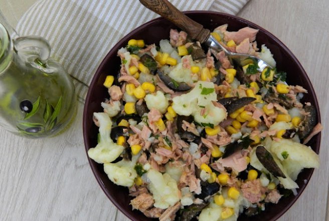 Salata de conopida cu porumb, ton si masline
