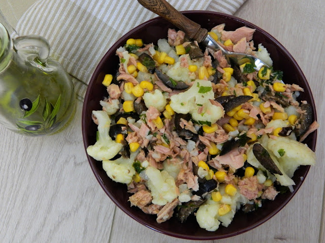 Salata de conopida cu porumb, ton si masline