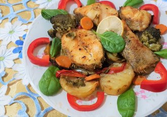 Salau en papillote cu harissa si legume