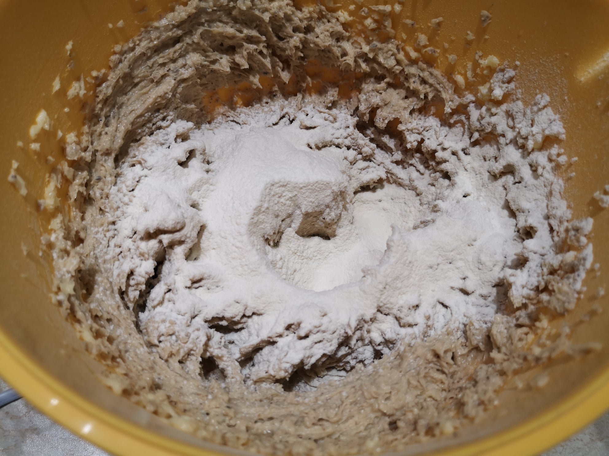 Desert prajitura cu foi fragede cu nuci și crema de lamaie