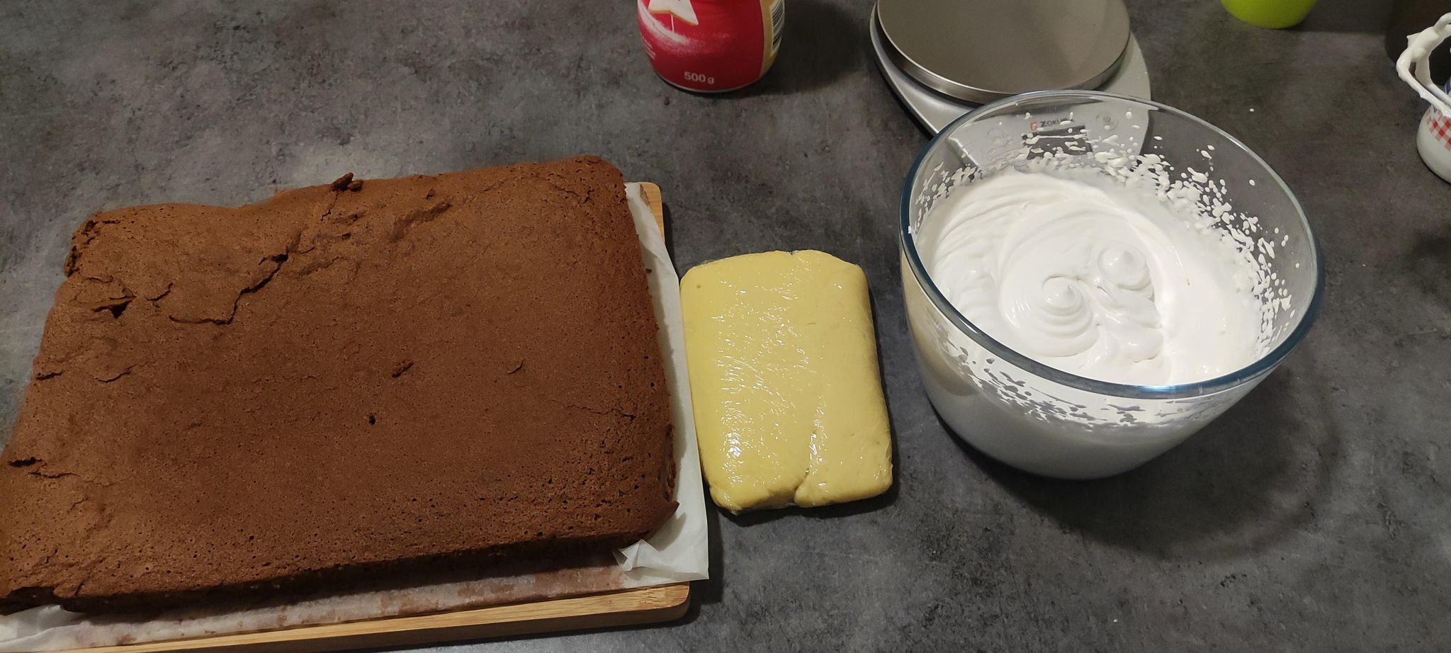 Desert prajitura cu blat din albusuri cu ciocolata si crema de vanilie