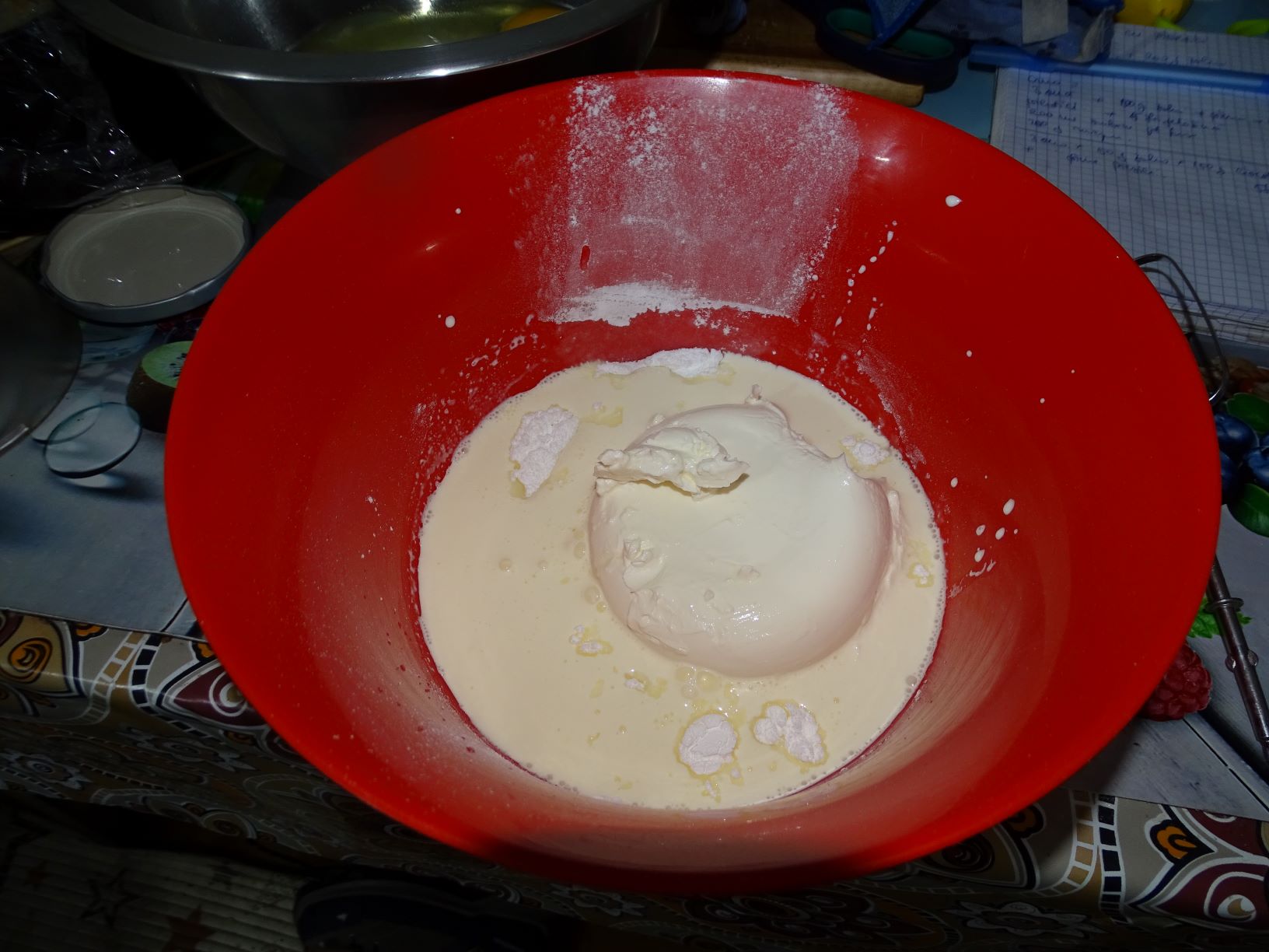 Desert prajitura cu crema de piersici si krant de alune de padure
