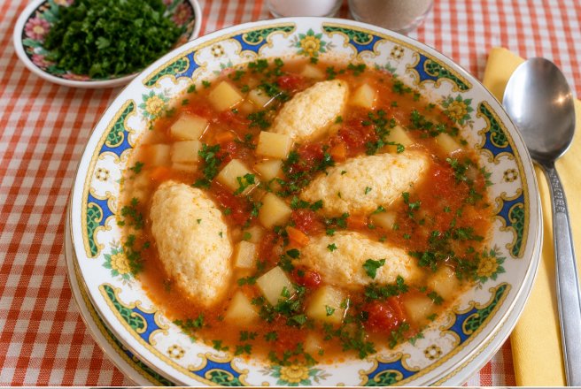 Ciorba de legume, cu galuste de gris si suc de rosii