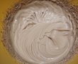 Desert prajitura cu blat din albusuri cu nuca si crema de ciocolata-9