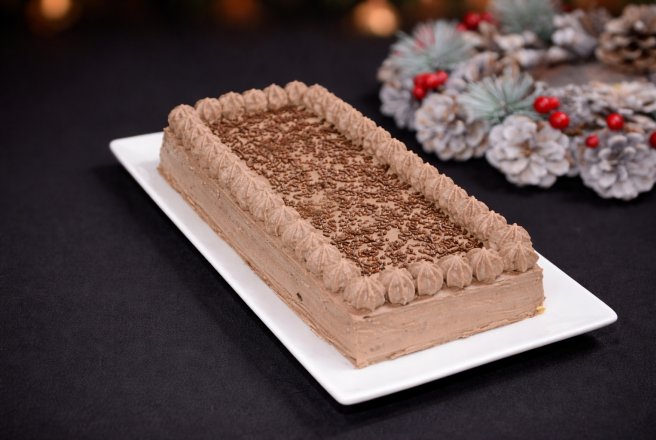 Desert prajitura cu blat din albusuri cu nuca si crema de ciocolata