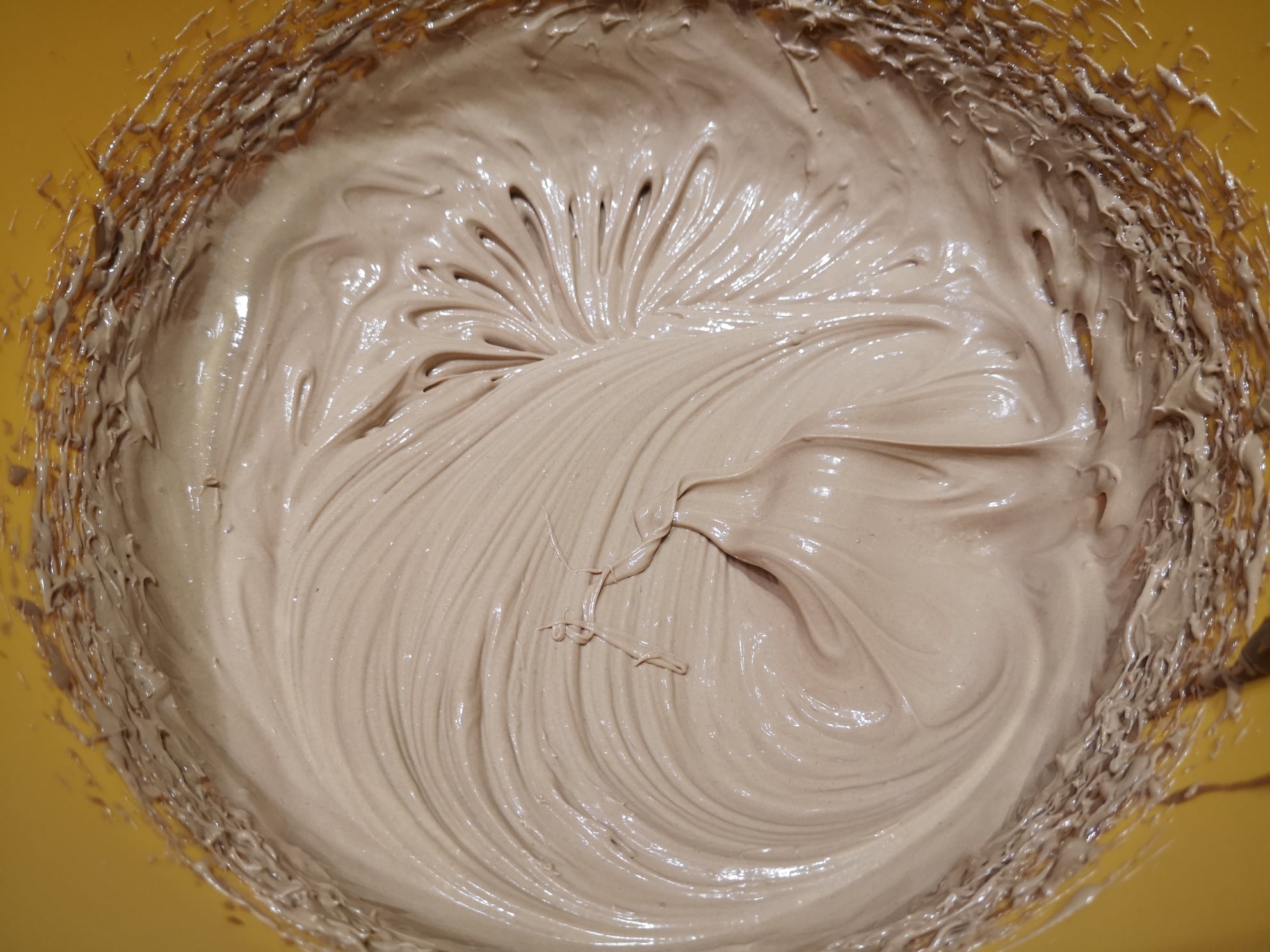 Desert prajitura cu blat din albusuri cu nuca si crema de ciocolata