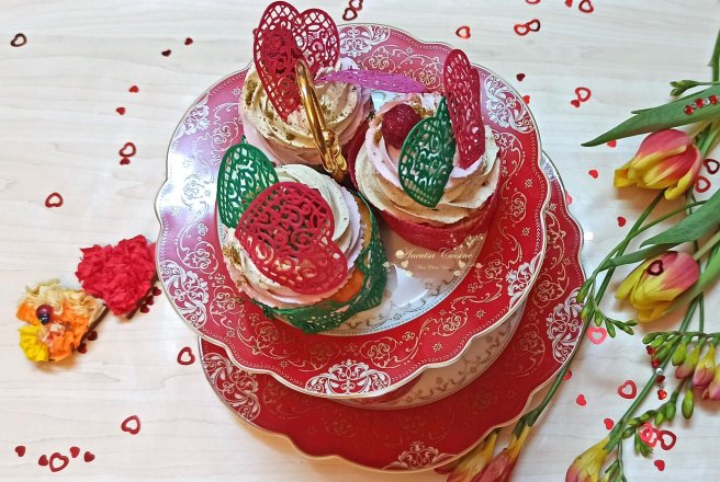 Desert briose dantelate cu lamaie, zmeura si fistic
