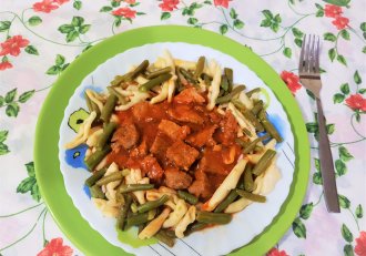 Carne de porc cu sos de rosiii, paste si fasole verde