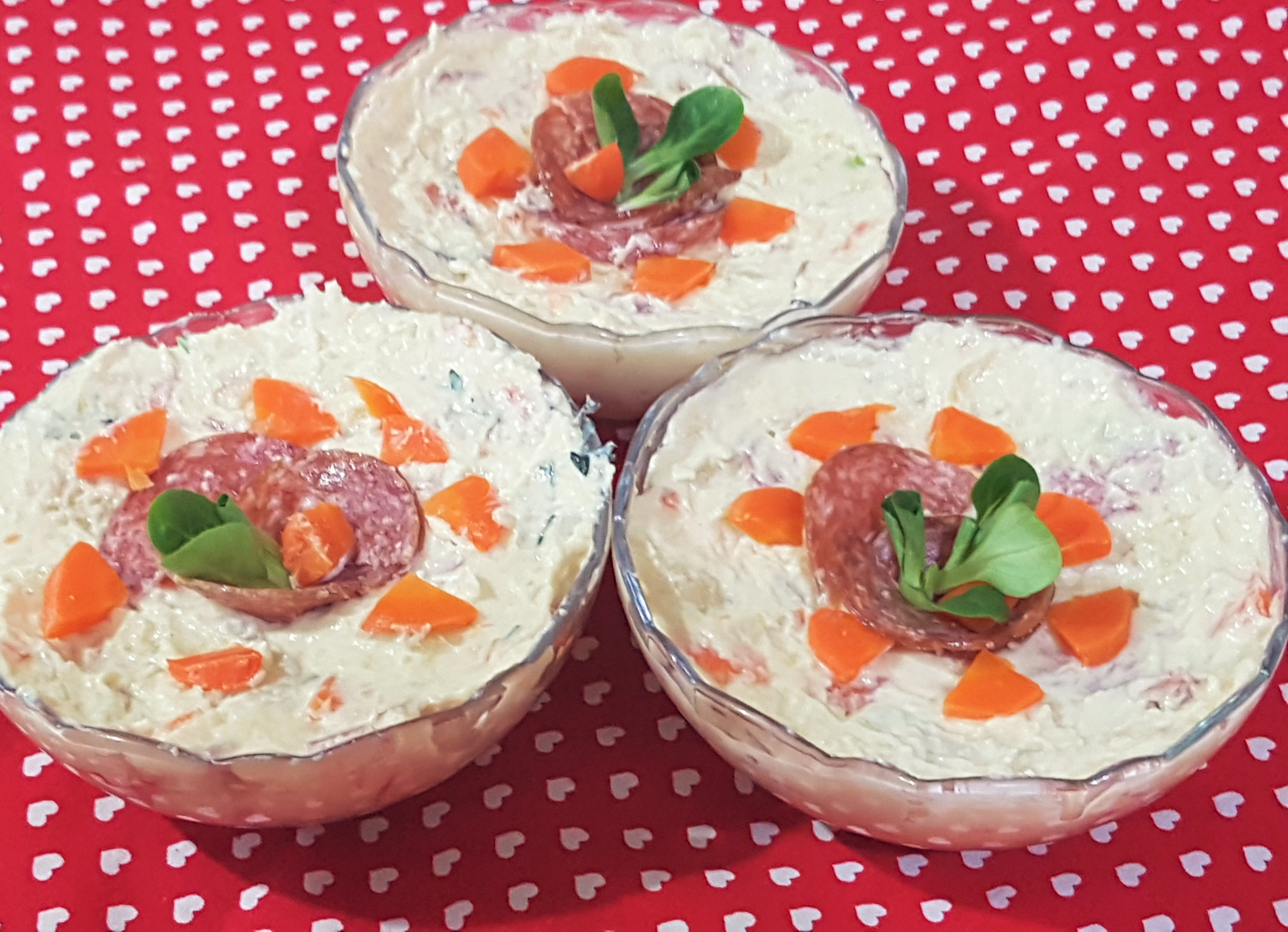 Salata de conopida cu iaurt, morcov si salam crud-uscat