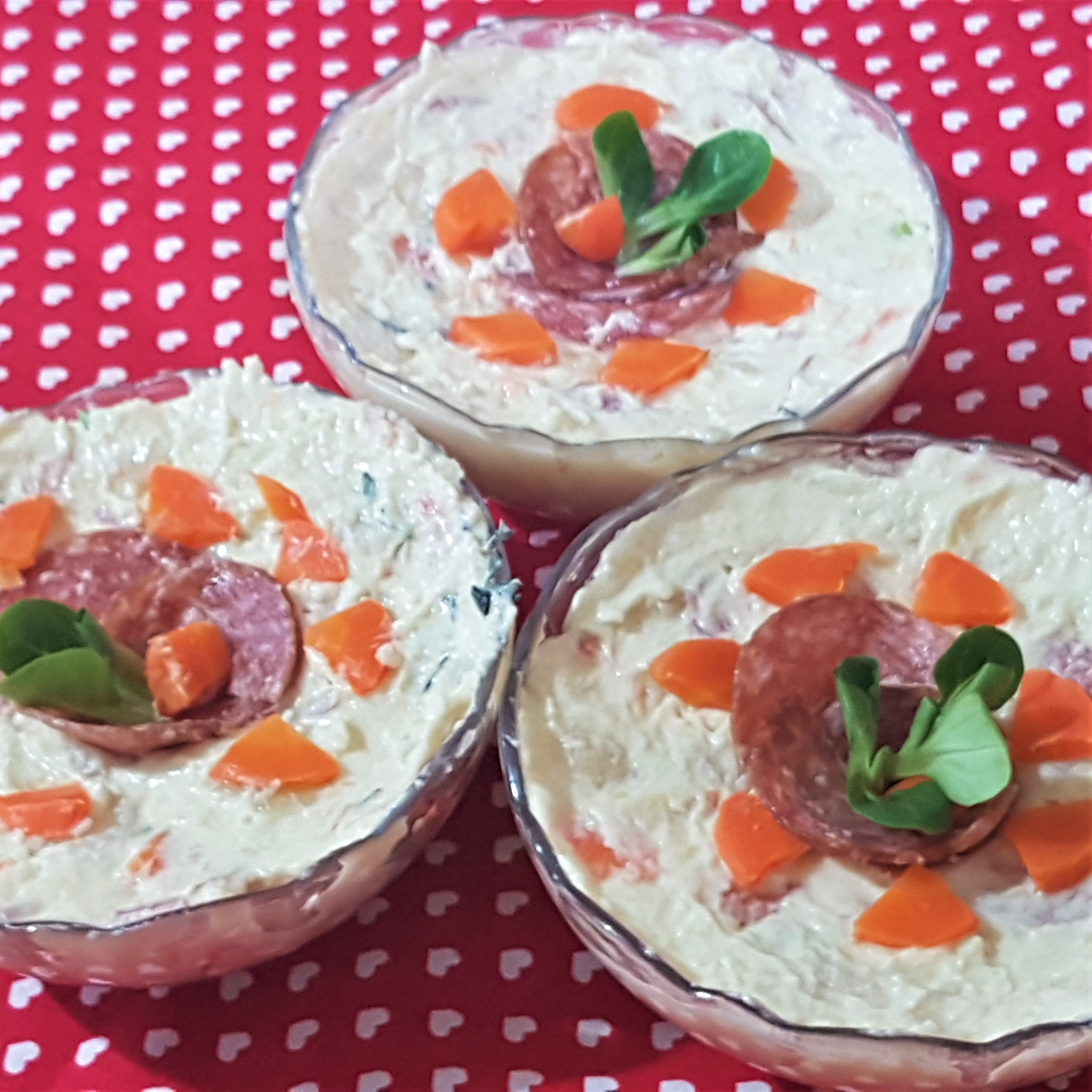 Salata de conopida cu iaurt, morcov si salam crud-uscat