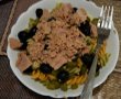Salata de fusilli tricolore cu ton si castraveti acri-5