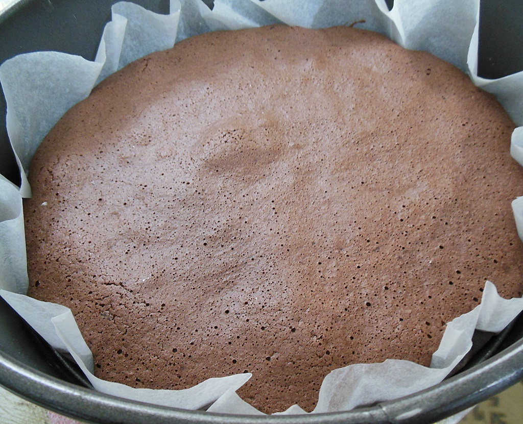 Desert tort profiterol cu crema de vanilie si ciocolata cu cafea