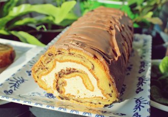 Desert rulada cu crema de unt, unt de arahide si migdale