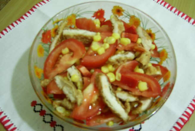 Salata de pui cu rosii si porumb