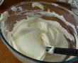 Desert prajitura cu blat de bezea cu cocos si crema de iaurt-11