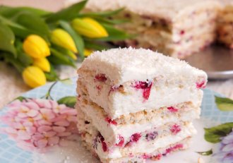 Desert prajitura cu blat de bezea cu cocos si crema de iaurt