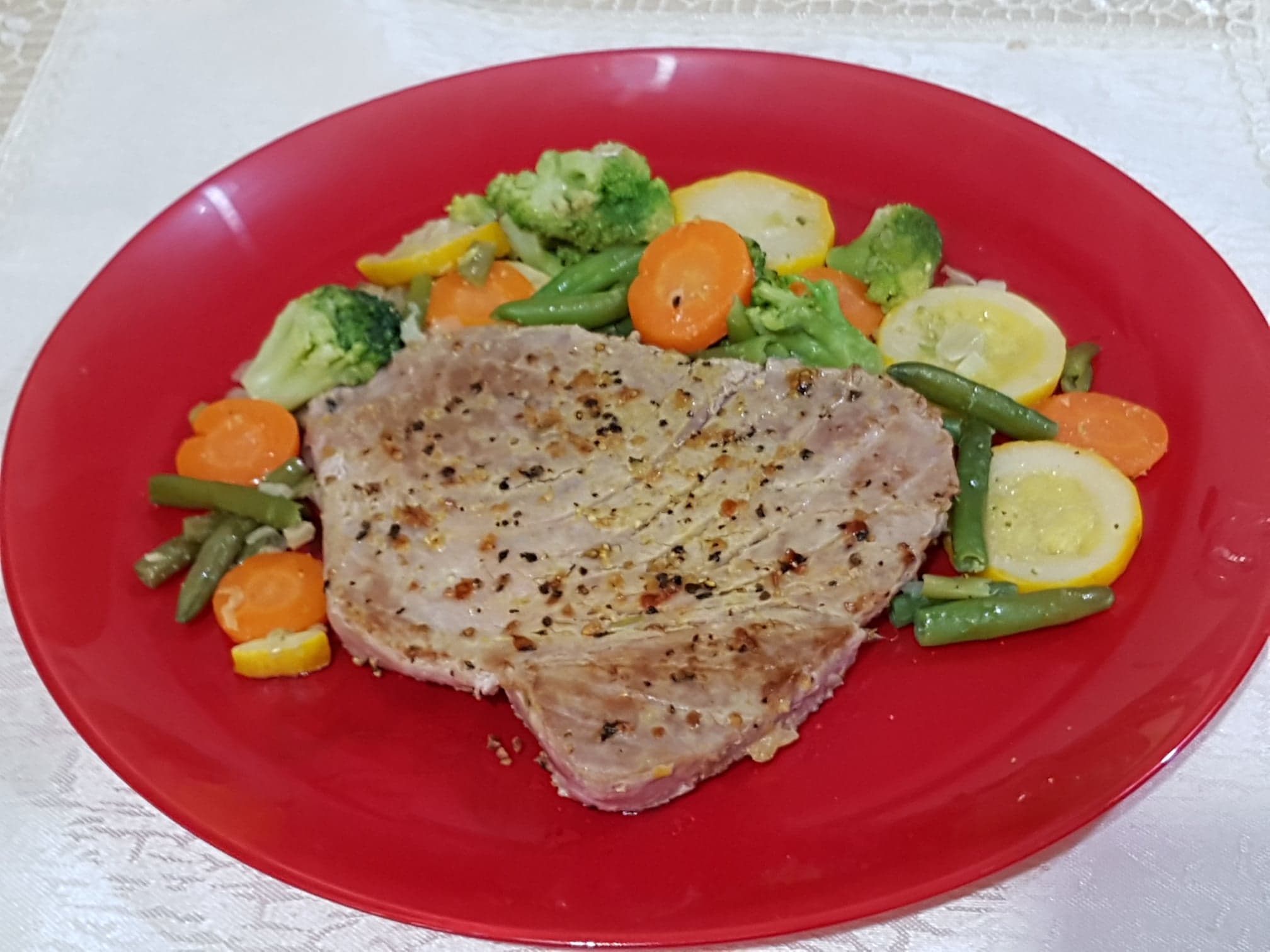 Steak de ton proaspat cu legume