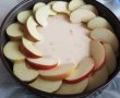 Desert prajitura turnata cu mere si crema de smantana-9