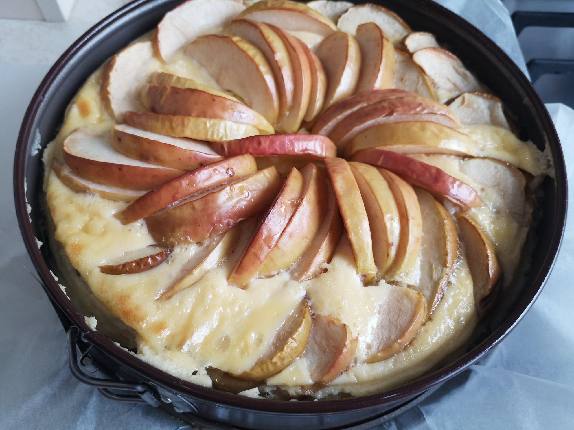 Desert prajitura turnata cu mere si crema de smantana