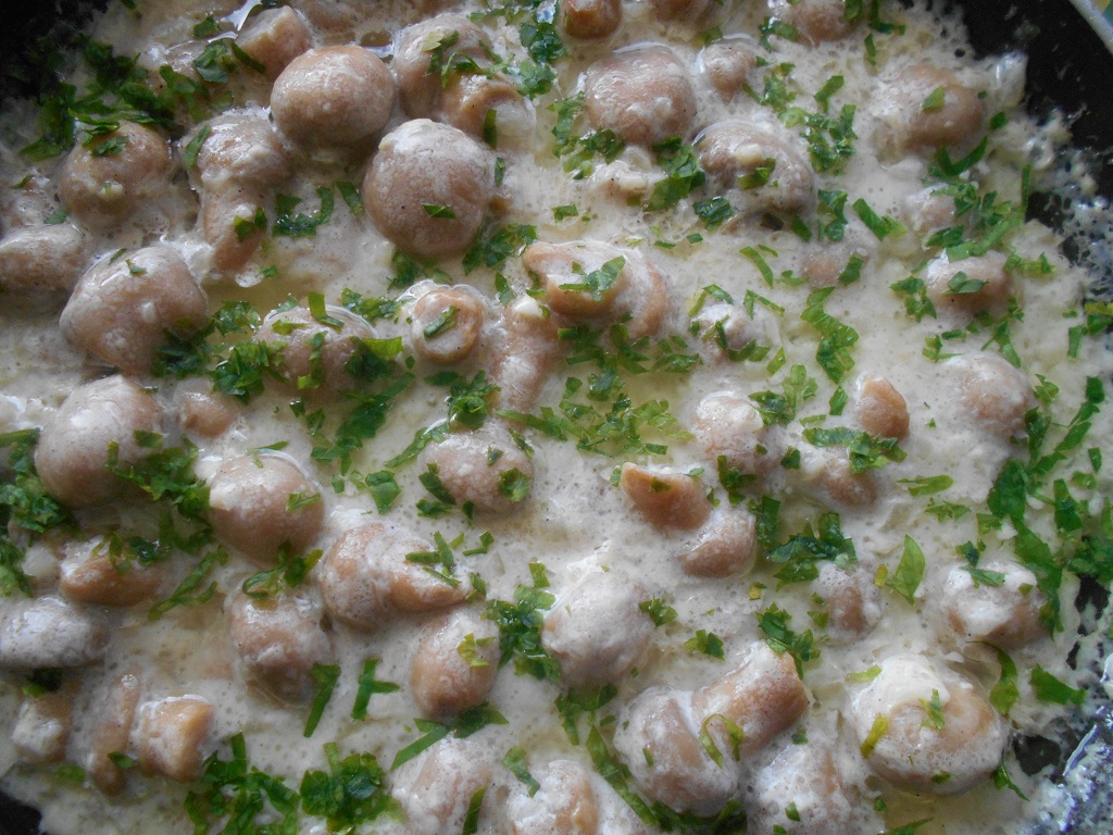 Garnitura de ciupercute intregi, cu sos alb