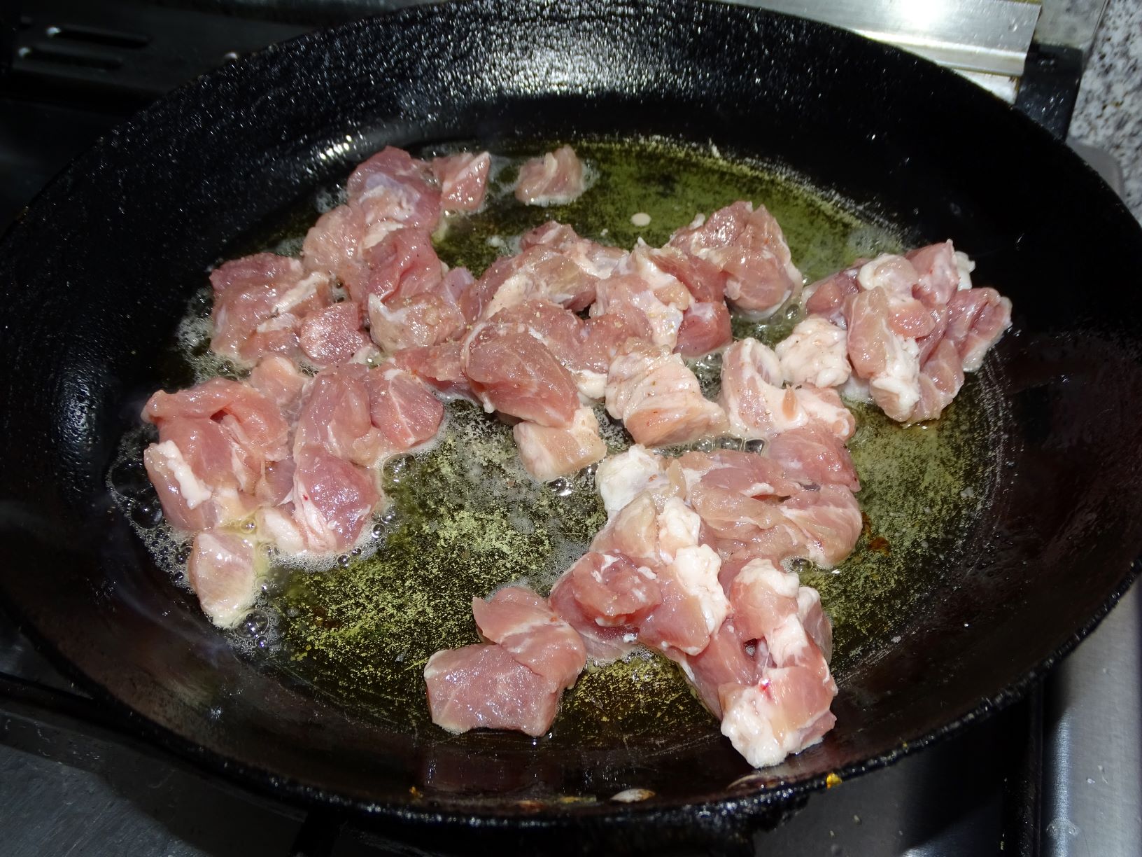 Paste la tigaie cu carne de porc