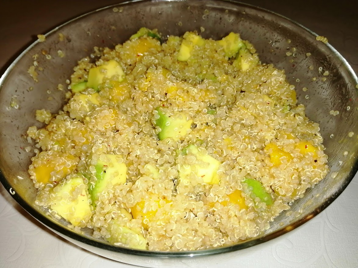 Ardei gras umplut cu quinoa, mango si avocado