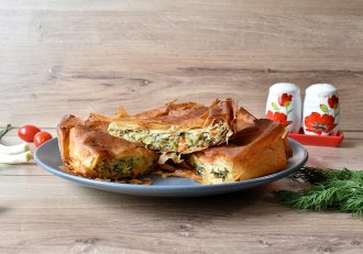 Aperitiv placinta cu dovlecel si ceapa verde in stil grecesc