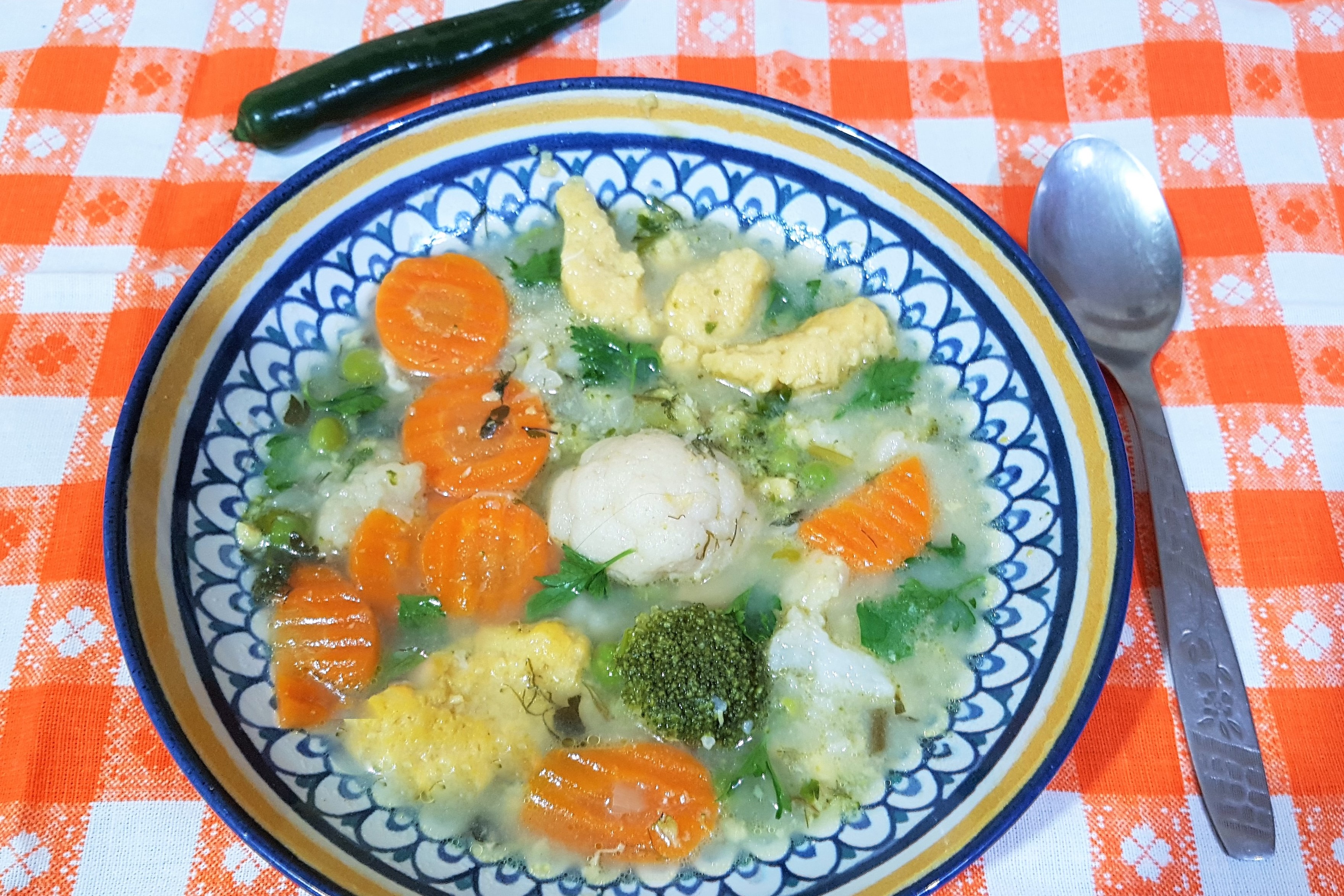 Supa de curcan cu mazare , conopida , broccoli si galuscute 