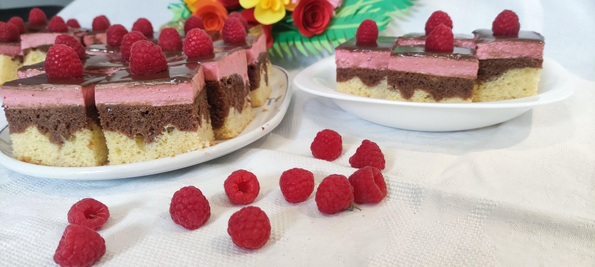 Desert prajitura marmorata cu mousse de fructe rosii si glazura de ciocolata