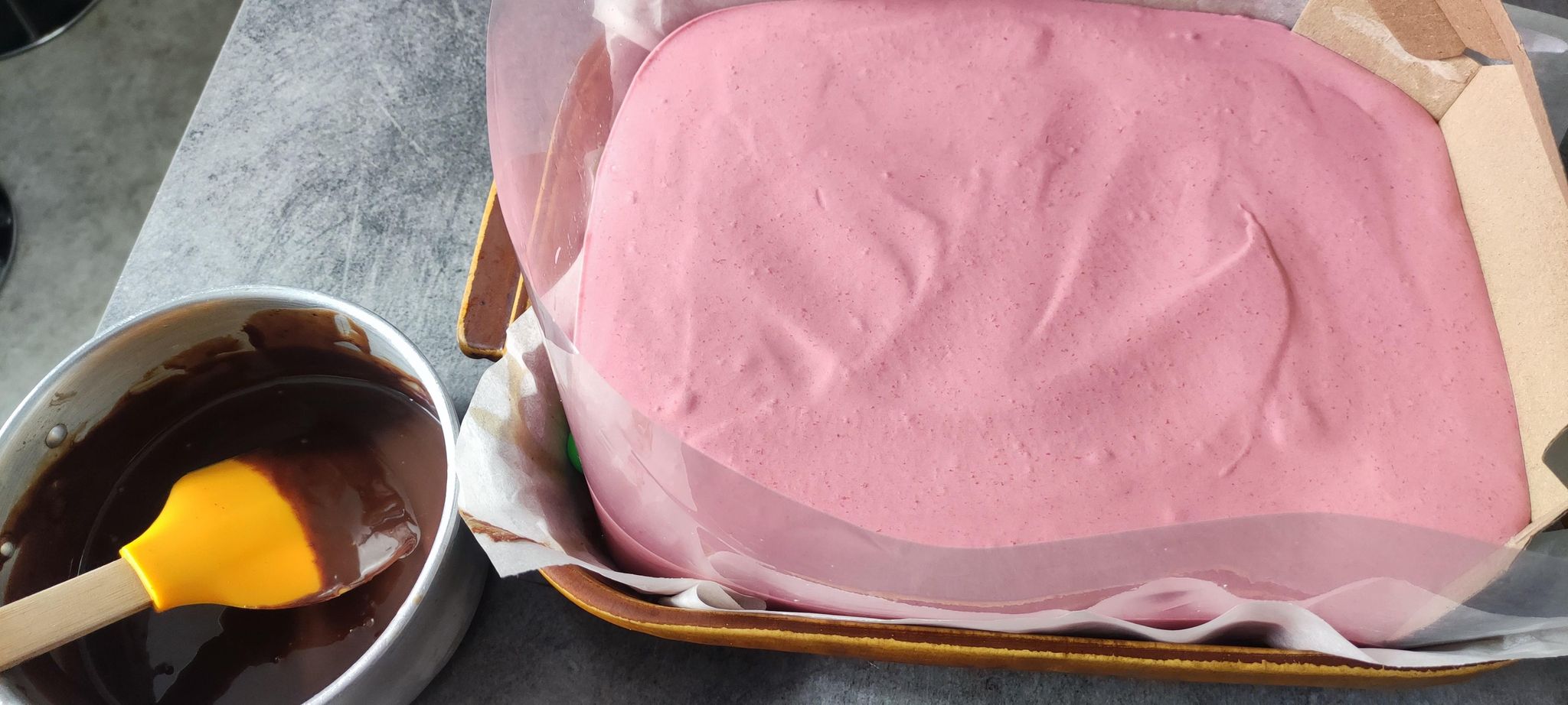 Desert prajitura marmorata cu mousse de fructe rosii si glazura de ciocolata