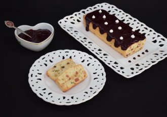 Desert chec din albusuri cu fructe confiate si sos de mure