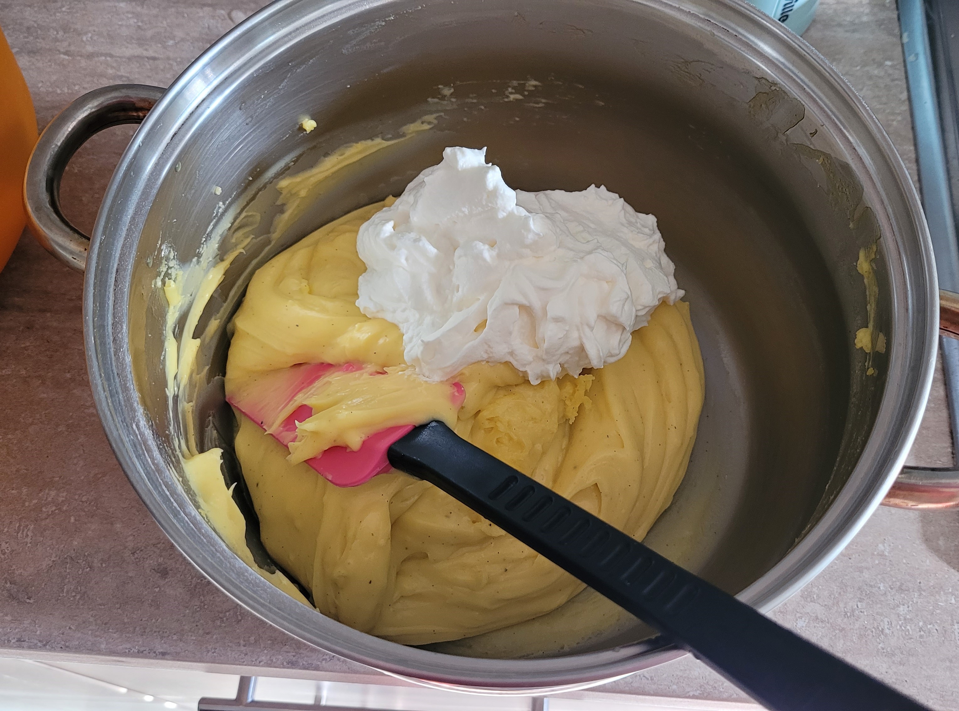 Desert prajitura in straturi, cu crema de zmeura si vanilie