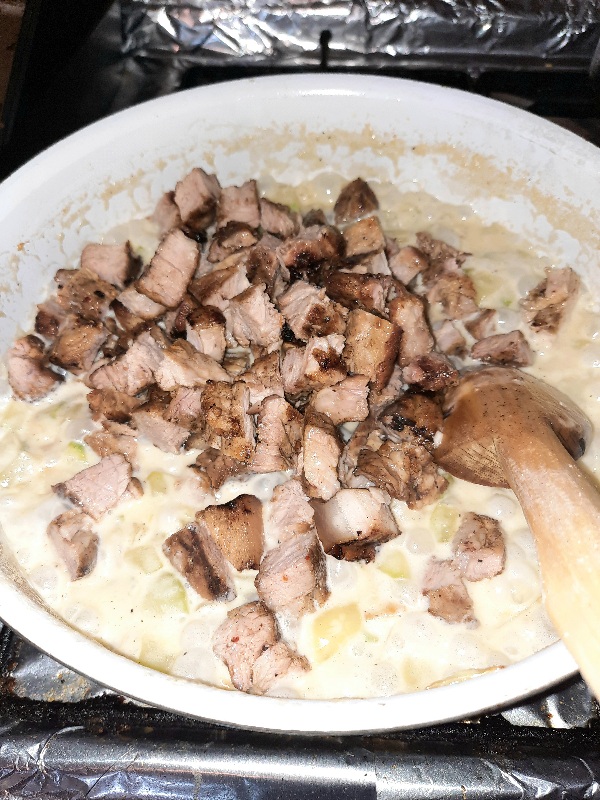 Ceafa de porc in sos alb servita cu cus-cus cu menta si rodie