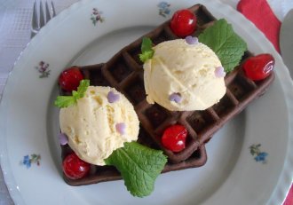 Desert gofre cu ciocolata si inghetata de vanilie