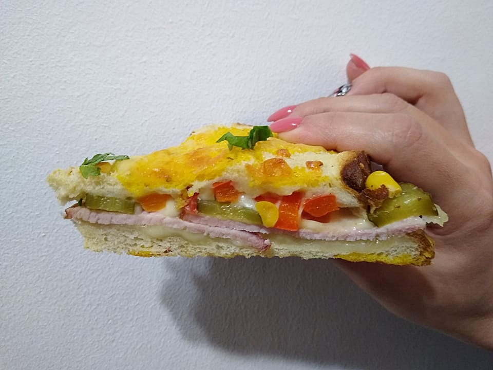Sandwich-uri gratinate cu oua si cascaval