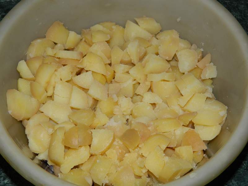 Salata de cartofi cu peste afumat si ansoa