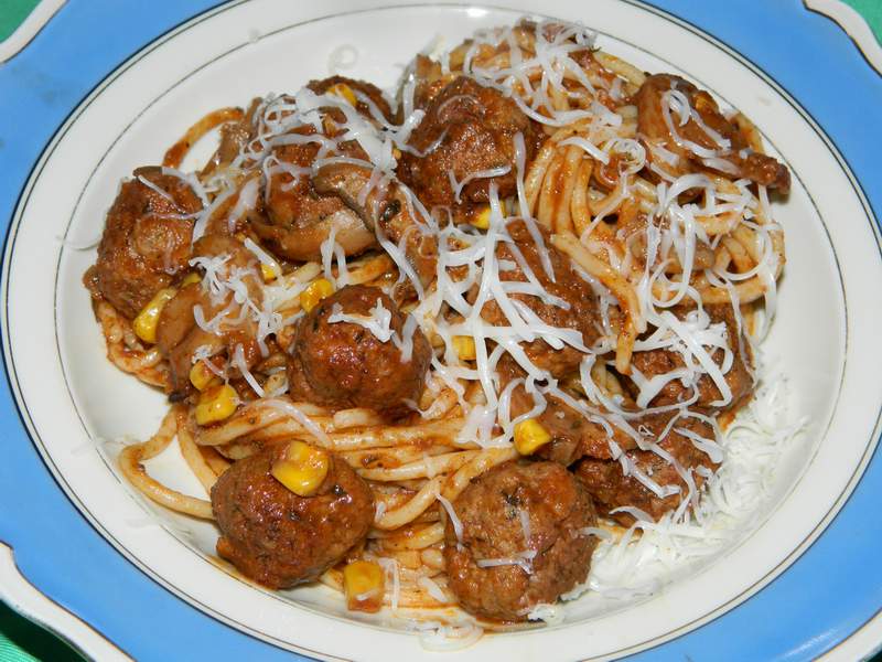 Spaghetti con le polpettine (spaghete cu chiftelute)