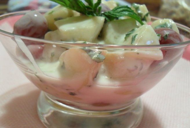 Salata de fructe cu iaurt si menta