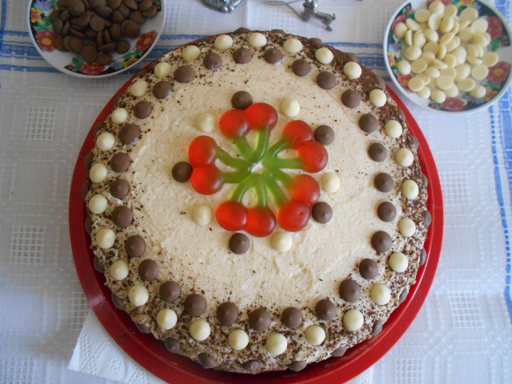Desert tort aniversar, cu nasturei de ciocolata