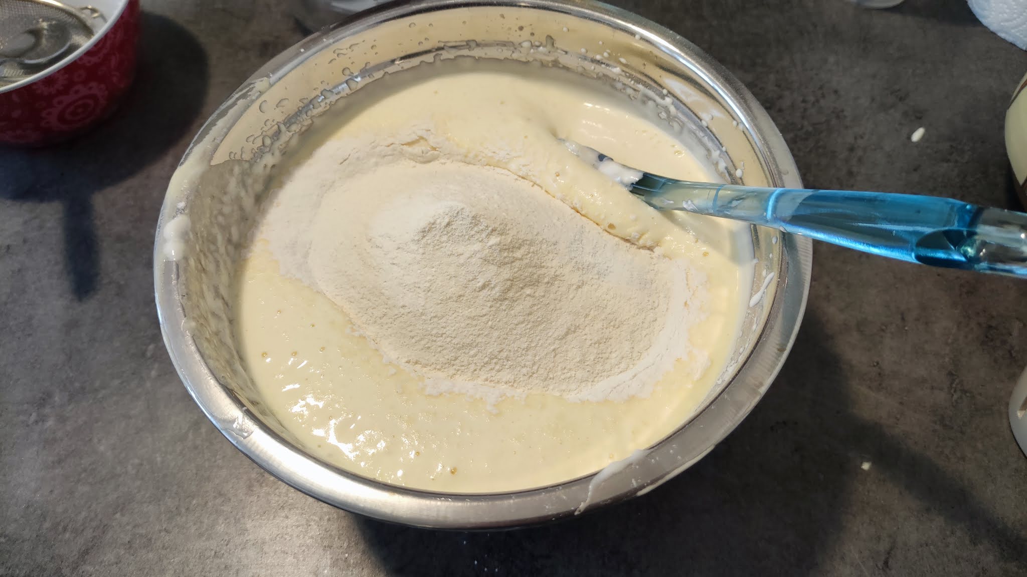 Desert prajitura pufoasa cu iaurt si zmeura