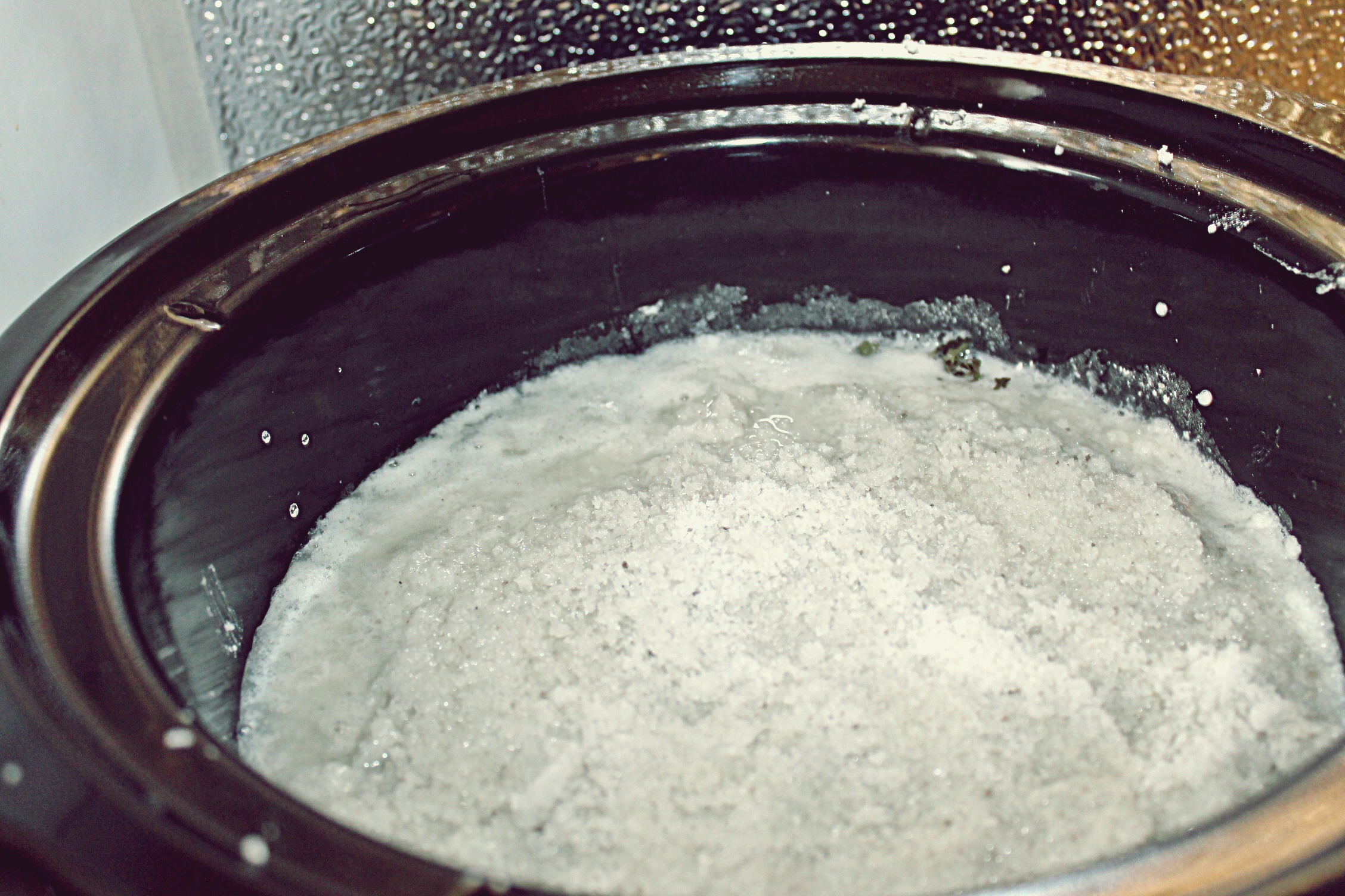 Cartofi in crusta de sare la slow cooker Crock Pot